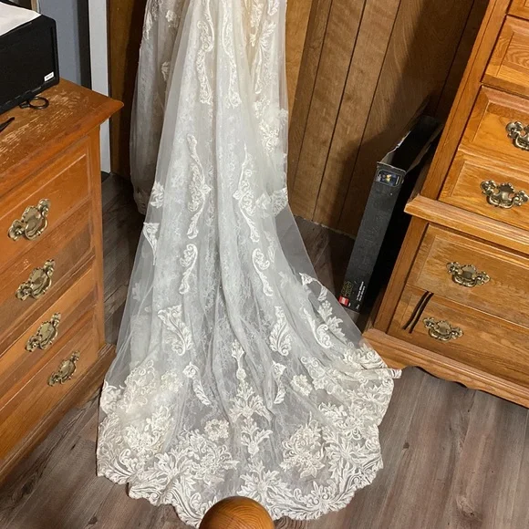 Wedding dress in good shape has been well cared for - Picture 7 of 8
